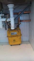 Alojamiento de contador en armario interior, con rejilla de ventilación.