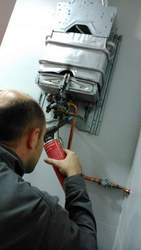 Montaje de calentador de gas para vivienda.
