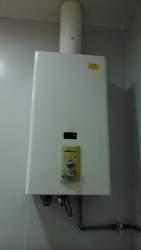 Instalación final de calentador de gas de vivienda particular.