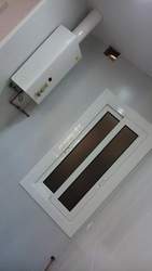 Acabado de instalación de calentador de gas en vivienda particular.