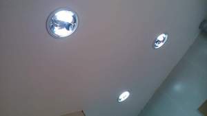 Downlights de bajo consumo en cocina.