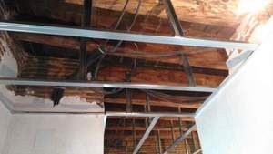 Colocación de perfileria para techos de pladur en vivienda.