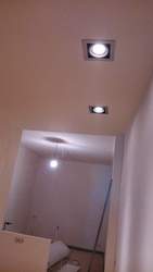 Instalación de dicroicas cuadradas empotrables en reforma de vivienda.