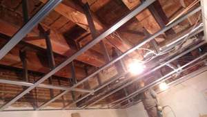 Colocación de perfileria para techos de pladur en vivienda.