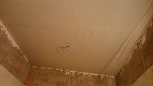 Acabado de pladur en techo, con cableado de punto de luz.