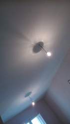 Acabado de pladur en techo, con puntos de luz provisionales.