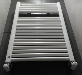 Montaje de toallero radiador en habitaculo de inodoro