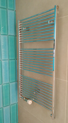 Montaje de toallero en habitáculo de ducha