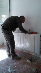Instalación de radiador en pared