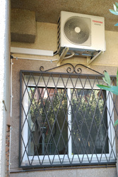 Montaje compresor en exterior casa