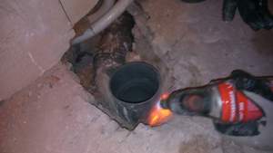 Reestructuración toma a bajante general para conexión de desagües individuales.