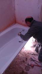 Conexionado de bañera previo a su fijación definitiva.