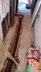 Zanja realizada para conducción de ramal de suministro de tuberia de polipropileno.