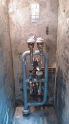 Instalación de bateria de agua galvanizada con placa identificativa.