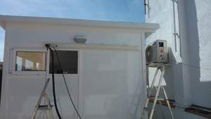 Instalación de canaleta y compresor en exterior