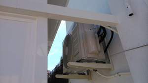 Acabado compresor en suspensión (mediante escuadras especiíficas).