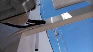 Detalle salida de suministros en encaje de canaleta.