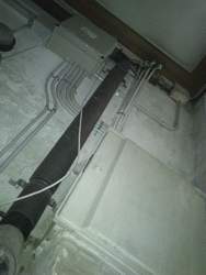 Acometida eléctrica y de alumbrado de escalera. Caja principal.