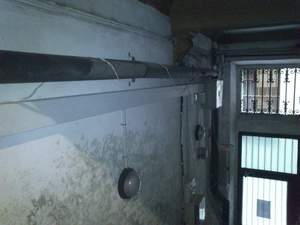 Acometida eléctrica y de alumbrado de escalera.