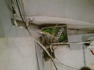 Intercalado de caja de bornes y fusibles en acometida de escalera.