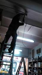 Instalación de cableado para nuevas luminarias en comercio.