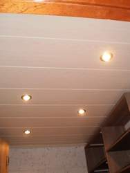 Acabado instalación de luces dicrooicas en techo de habitación.