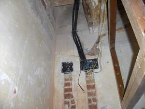 Colocación y regatas para cajas de registro (electricidad y teléfono).