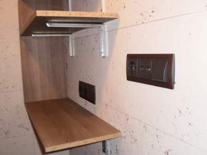 Detalle mecanismos en pared acabada en corcho.