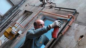 Recolocación de contador de gas en patio de finca.